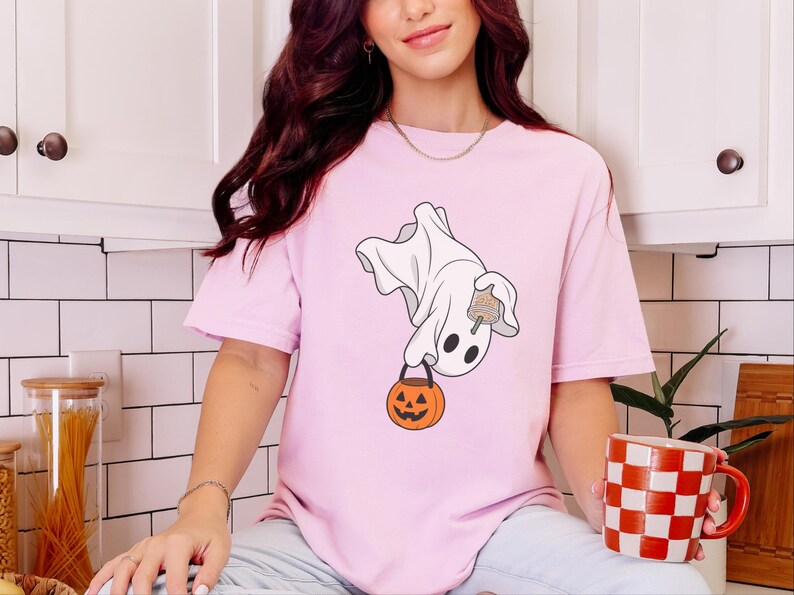 Camiseta de fantasmas para café, camiseta de fantasmas "Boo", camiseta de café de Halloween, camiseta de fantasmas adorable, camiseta de temporada espeluznante, camiseta de café de otoño, regalo para amantes del café imagen 5
