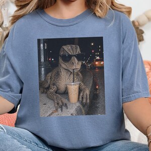 Camiseta de café helado con dinosaurios, regalo divertido para amantes de los dinosaurios, camiseta para amantes de los reptiles, regalo para adictos al café. imagen 1