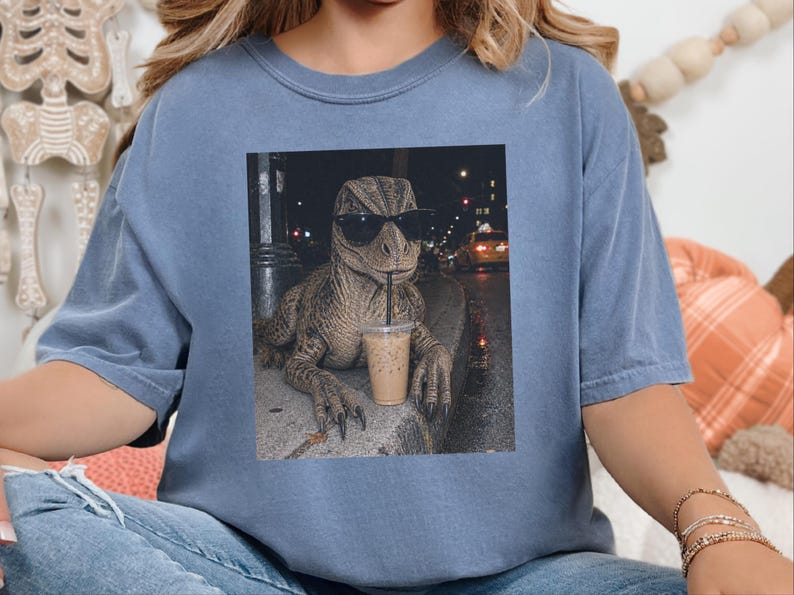 Camiseta de café helado con dinosaurios, regalo divertido para amantes de los dinosaurios, camiseta para amantes de los reptiles, regalo para adictos al café. imagen 1