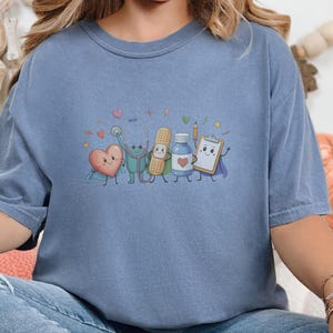 Comfort Colors T-Shirt für Kinderkrankenpfleger/innen, Lustiges Sweatshirt für medizinische Fachangestellte im Gesundheitswesen, Auszeichnung für Kinderärzte/innen bei der Abschlussfeier Bild 3