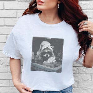 Waschbär Shirt | Waschbär in einem Spa, entspannendes Tiergrafik-T-Shirt Bild 2