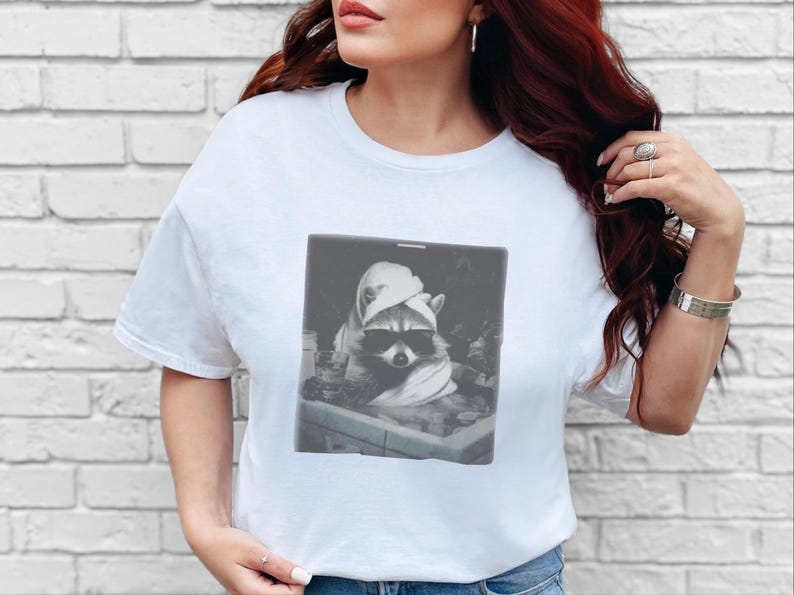 Waschbär Shirt | Waschbär in einem Spa, entspannendes Tiergrafik-T-Shirt Bild 2