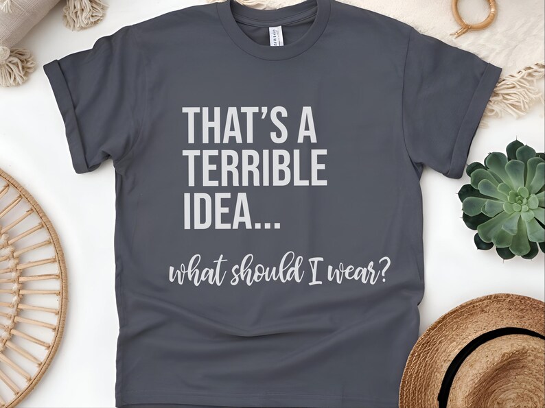 Verrücktes Meme-T-Shirt: „Das ist eine schreckliche Idee … Was soll ich anziehen?“, Lustiges, sarkastisches Zitat-Shirt für Frauen, Chaotisch-guter Humor für Erwachsene (Grafik) Bild 1