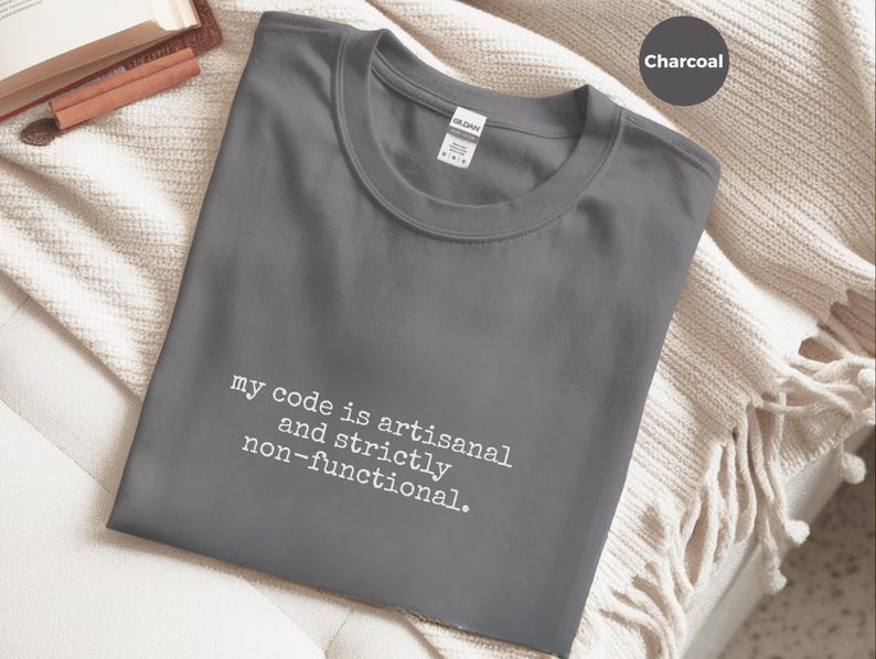 Camiseta de programador / Camiseta con humor sobre programación: Mi código es artesanal y estrictamente no funcional. imagen 2