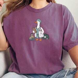 Camiseta Medical Goose, regalo para médicos, camiseta divertida para enfermeras, regalo para estudiantes de medicina, camiseta para trabajadores de la salud, regalo de graduación para médicos imagen 4