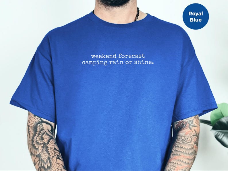 Camiseta divertida para acampar, pronóstico del fin de semana para acampar llueva o truene, camiseta de aventura al aire libre, ropa para viajes de senderismo, vida de campista feliz imagen 1