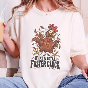Camiseta divertida de gallinas, regalo para criadores de gallinas, camiseta sarcástica de granja, ¡Qué cacareo tan total!, camiseta divertida de aves de corral, regalo para la loca de las gallinas imagen 1
