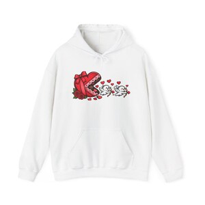 Maglietta di San Valentino, regalo romantico per lei, maglietta con Cupido, regalo per la festa delle amiche, top retrò di San Valentino, maglietta con scatola di cioccolatini immagine 12