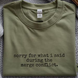 Lustiges Programmier-T-Shirt: Tut mir leid für das, was ich während des Merge-Konflikts gesagt habe, T-Shirt, Programmierer Geschenk Bild 5