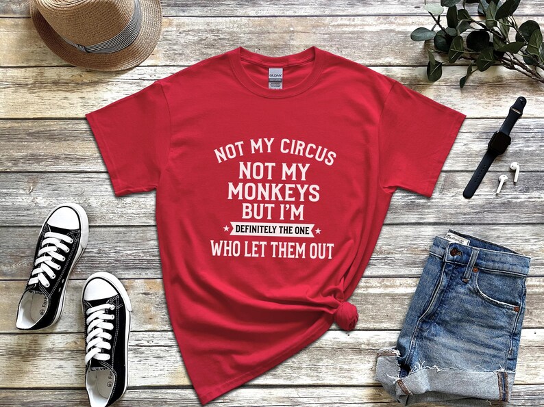 "Não é meu circo, não são meus macacos, mas definitivamente fui eu quem os soltou" - Camiseta feminina sarcástica, ideia de presente engraçada, presente divertido e original imagem 4