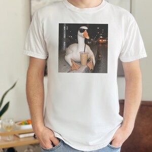 Maglietta con motivo oca e caffè, regalo per amanti delle oche, maglietta con meme di un'oca buffa, regalo per amanti del caffè freddo, regalo divertente con animali immagine 8