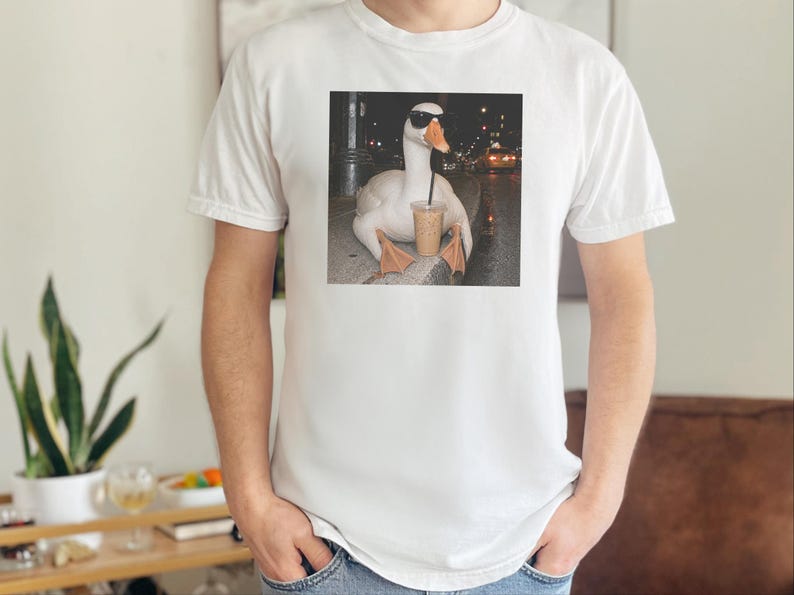 Maglietta con motivo oca e caffè, regalo per amanti delle oche, maglietta con meme di un'oca buffa, regalo per amanti del caffè freddo, regalo divertente con animali immagine 8