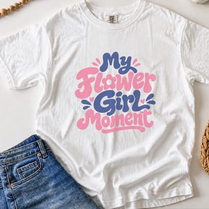 Comfort Colors Blumenmädchen-Shirt | Mein Blumenmädchen-Moment-T-Shirt, personalisiertes Hochzeits-Brautjungfern-Shirt für Hochzeit, Feier im Ausland, Probe Bild 4