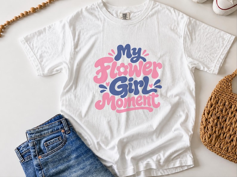 Comfort Colors Blumenmädchen-Shirt | Mein Blumenmädchen-Moment-T-Shirt, personalisiertes Hochzeits-Brautjungfern-Shirt für Hochzeit, Feier im Ausland, Probe Bild 4