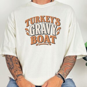 Camiseta para la cena familiar de Acción de Gracias, camiseta con salsera de pavo, regalo para amantes de la comida, ropa divertida para el Día de Acción de Gracias, camiseta retro para el festín navideño. imagen 6