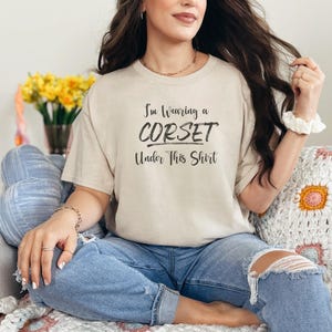 I and #39;m Wearing a Corset Under This Shirt and quot; Funny Sarcastic T-Shirt - Ren Faire, Gothic and Victorian Humor Tee, Corset Humor immagine 4