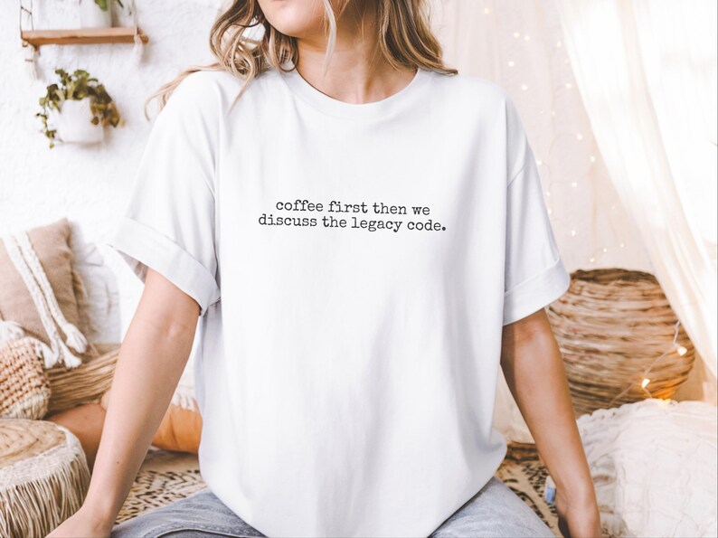Camiseta con humor para programadores: Primero el café, luego hablamos del código heredado. imagen 7
