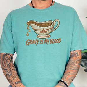 „Soße ist mein Blut“-Shirt, Geschenk für Feinschmecker zum Thanksgiving-Fest, lustiges Koch-T-Shirt, Sweatshirt für das Festessen, Geschenk für Foodies Bild 2