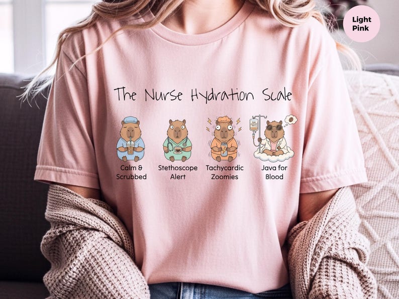 Camiseta con meme de enfermera, Escala de hidratación de enfermera, Camiseta divertida y sarcástica para enfermeras registradas, Regalo para amantes del café con colores cómodos y problemas de turno de día con la cafeína imagen 5