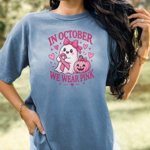 In oktober dragen we een roze spookshirt, een cadeau ter bevordering van bewustzijn over borstkanker, een roze Halloween-shirt met lint, een top voor kankeroverlevenden, een shirt voor het griezelige seizoen. afbeelding 9