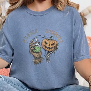 Maglietta regalo gotica e inquietante Comfort Colors, maglietta di Halloween Heebie Jeebies, abbigliamento horror per appassionati di film spaventosi, zucca spettrale e scheletro, regalo per amanti dei pipistrelli immagine 5