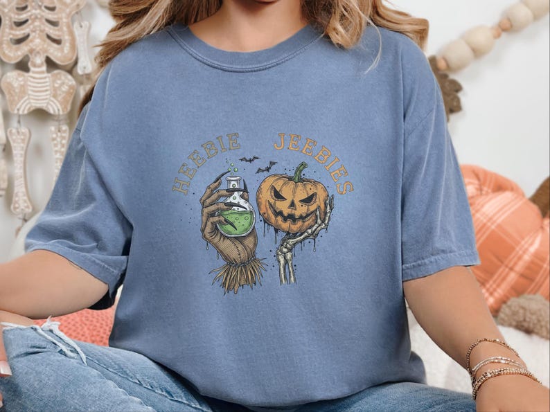 Maglietta regalo gotica e inquietante Comfort Colors, maglietta di Halloween Heebie Jeebies, abbigliamento horror per appassionati di film spaventosi, zucca spettrale e scheletro, regalo per amanti dei pipistrelli immagine 5