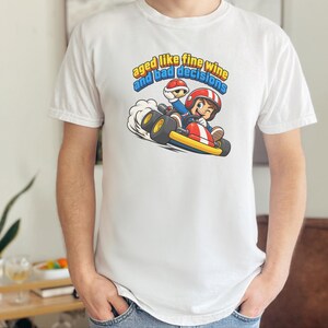 Kart racing-tröja, racerbilsoutfit, retro gaming-tröja, åldrad som fint vin och dåliga beslut, videospelspresent bild 3