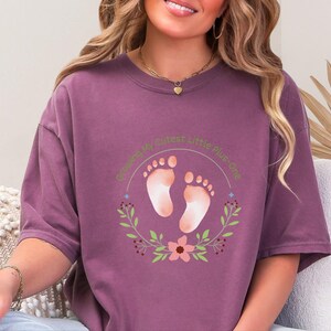 Comfort Colors Schwangerschaftsverkündung-Shirt, „Mein süßestes kleines Plus-One“-Shirt, Top für werdende Mütter beim Fotoshooting Bild 9