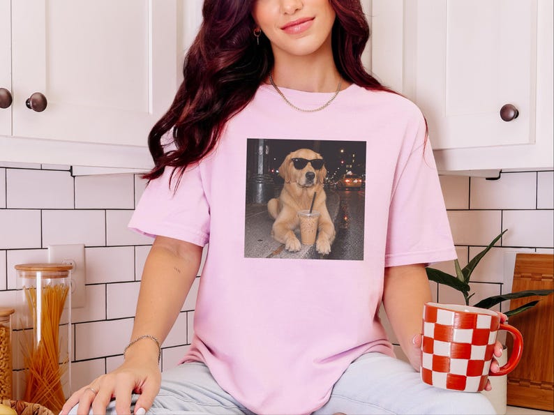 Maglietta con Golden Retriever, regalo per amanti dei cani, cane che beve caffè, regalo per la mamma di un Golden Retriever, maglietta con cane e caffè freddo immagine 7