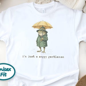 Frog in Raincoat Cute Amphibian Shirt Cottagecore Rainy Day Aesthetic imagen 4