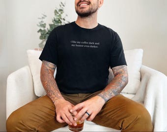 Camiseta com humor negro sobre café, camiseta sarcástica para amantes de café, presente engraçado para apreciadores de cafeína, roupa com frase ousada.