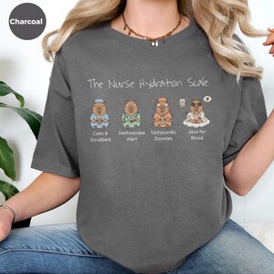 Camiseta con meme de enfermera, Escala de hidratación de enfermera, Camiseta divertida y sarcástica para enfermeras registradas, Regalo para amantes del café con colores cómodos y problemas de turno de día con la cafeína imagen 3