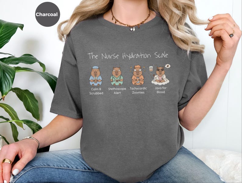 Camiseta con meme de enfermera, Escala de hidratación de enfermera, Camiseta divertida y sarcástica para enfermeras registradas, Regalo para amantes del café con colores cómodos y problemas de turno de día con la cafeína imagen 3