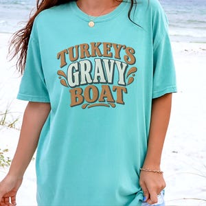 Camiseta para la cena familiar de Acción de Gracias, camiseta con salsera de pavo, regalo para amantes de la comida, ropa divertida para el Día de Acción de Gracias, camiseta retro para el festín navideño. imagen 3