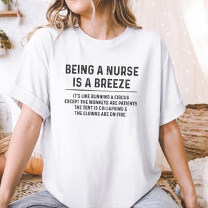 T-shirt humoristique sur le thème des infirmières, « Être infirmière, c'est facile », T-shirt drôle pour infirmières sarcastiques, Humour hospitalier, T-shirt « Pas mon singe », Anniversaire médical image 7