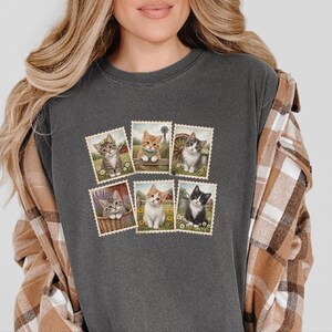 Camiseta vintage de gato, camiseta con sello postal, regalo para amantes de los gatitos de granja, camiseta para amantes de los animales, regalo retro para amantes de los gatos de campo imagen 1