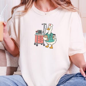 Maglietta medica, regalo per infermiere/a, maglietta con anatra divertente, maglietta per la vita da infermiere/a, maglietta per operatori sanitari, maglietta per infermieri/e professionali, maglietta per studenti di infermieristica immagine 8
