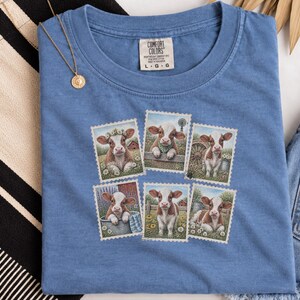 Camiseta vintage con estampado de vaca y sello postal, camiseta adorable de vaca bebé, regalo para amantes de los animales de granja, camiseta de estilo rústico campestre. imagen 2