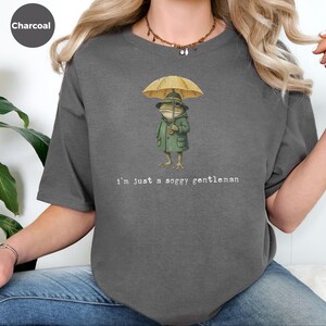 Frog in Raincoat Cute Amphibian Shirt Cottagecore Rainy Day Aesthetic imagen 1