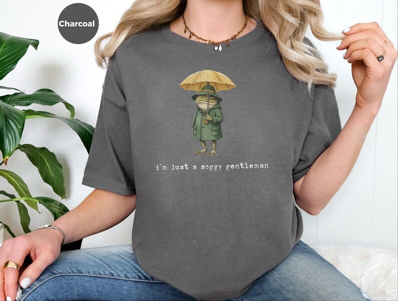 Frog in Raincoat Cute Amphibian Shirt Cottagecore Rainy Day Aesthetic imagen 1