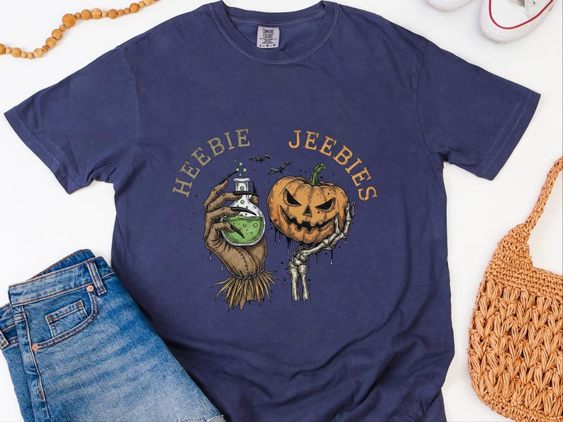 Maglietta regalo gotica e inquietante Comfort Colors, maglietta di Halloween Heebie Jeebies, abbigliamento horror per appassionati di film spaventosi, zucca spettrale e scheletro, regalo per amanti dei pipistrelli immagine 1