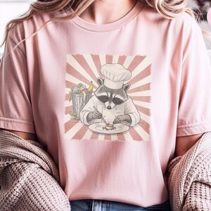 Funny Cooking Gift Tee, Culinary Humor Shirt, Raccoon Chef Shirt, Trash Panda Apparel, Cook Appreciation Gift afbeelding 5