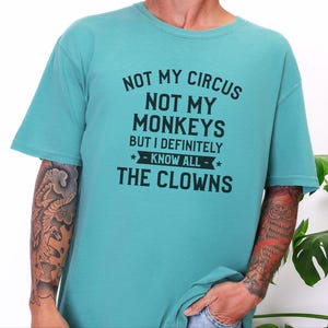 Camiseta divertida de payaso, regalo para fiestas temáticas de circo, camiseta con humor sarcástico, camiseta "No es mi circo, no son mis monos". imagen 10