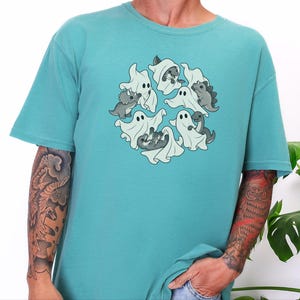 Camiseta infantil de dinosaurios, fantasma jugando con dinosaurios, linda camiseta de Halloween, regalo prehistórico, camiseta para amantes de los dinosaurios, camiseta para fiestas espeluznantes imagen 9