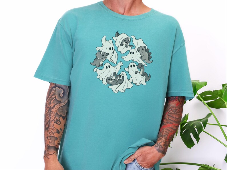 Camiseta infantil de dinosaurios, fantasma jugando con dinosaurios, linda camiseta de Halloween, regalo prehistórico, camiseta para amantes de los dinosaurios, camiseta para fiestas espeluznantes imagen 9