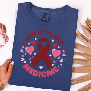 Comfort Colors T-Shirt zur Unterstützung von Familien mit Blutkrebs, „Liebe ist die beste Medizin“-T-Shirt, Oberteil zur Unterstützung von Chemotherapie-Pflegepersonen, T-Shirt für Familien mit Krebs Bild 4