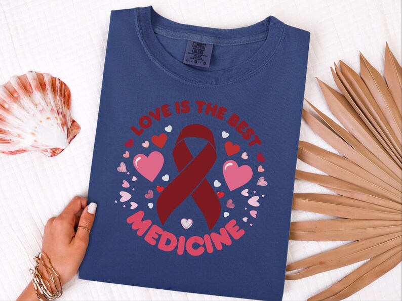 Comfort Colors T-Shirt zur Unterstützung von Familien mit Blutkrebs, „Liebe ist die beste Medizin“-T-Shirt, Oberteil zur Unterstützung von Chemotherapie-Pflegepersonen, T-Shirt für Familien mit Krebs Bild 4