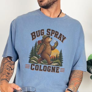 Camiseta divertida para senderismo, camiseta de naturaleza al aire libre, idea de regalo para campistas, camiseta con repelente de insectos, camiseta de senderismo con osos, regalo de humor para excursionistas, camiseta para amantes del senderismo imagen 8