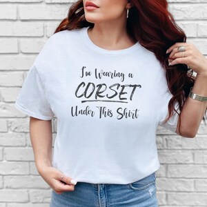 I and #39;m Wearing a Corset Under This Shirt and quot; Funny Sarcastic T-Shirt - Ren Faire, Gothic and Victorian Humor Tee, Corset Humor immagine 13