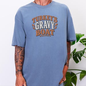 Camiseta para la cena familiar de Acción de Gracias, camiseta con salsera de pavo, regalo para amantes de la comida, ropa divertida para el Día de Acción de Gracias, camiseta retro para el festín navideño. imagen 2